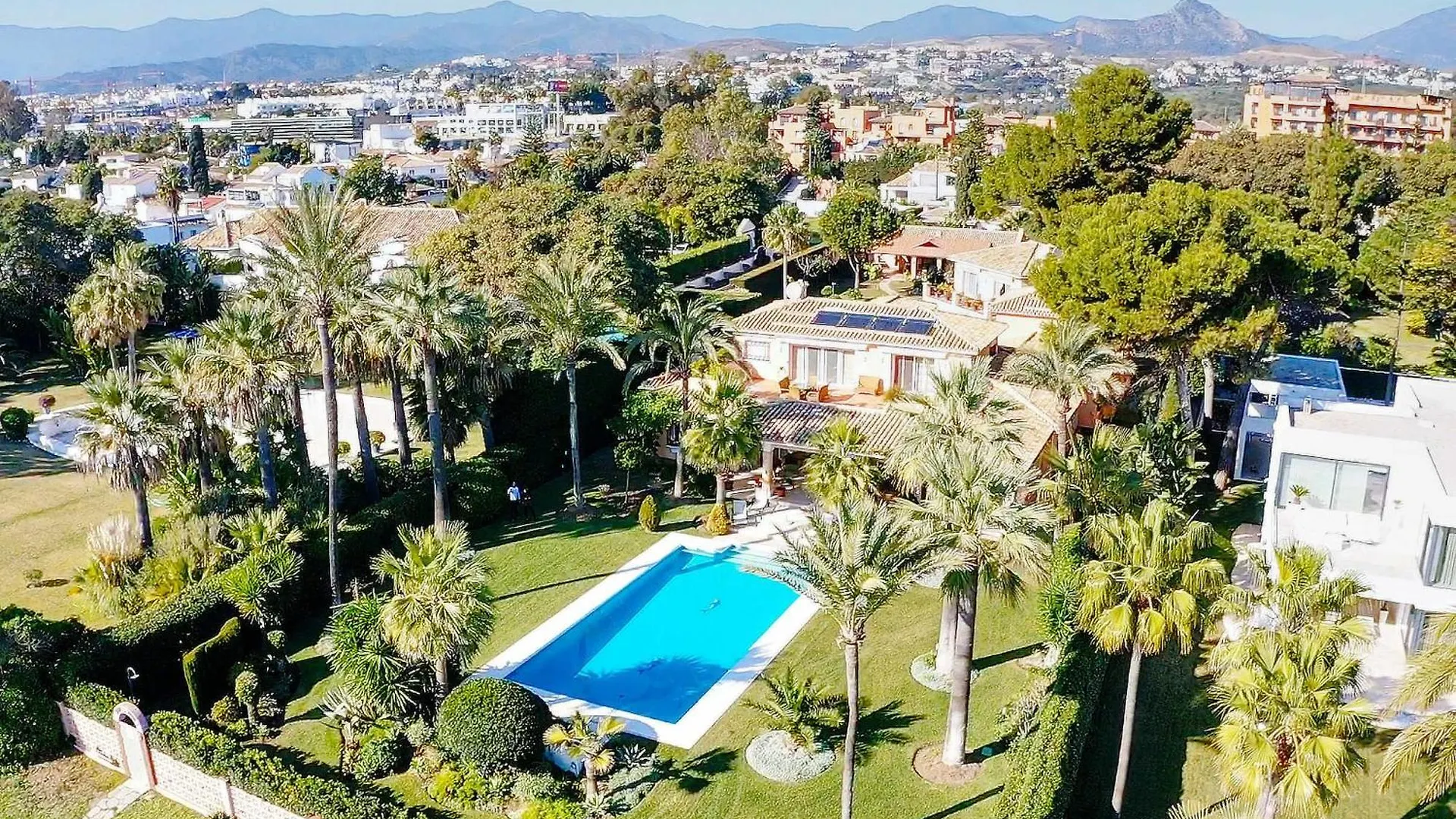1072 Beachfront El Paraiso Retreat With Pool & Bbq Estepona 0*,  Spanje
