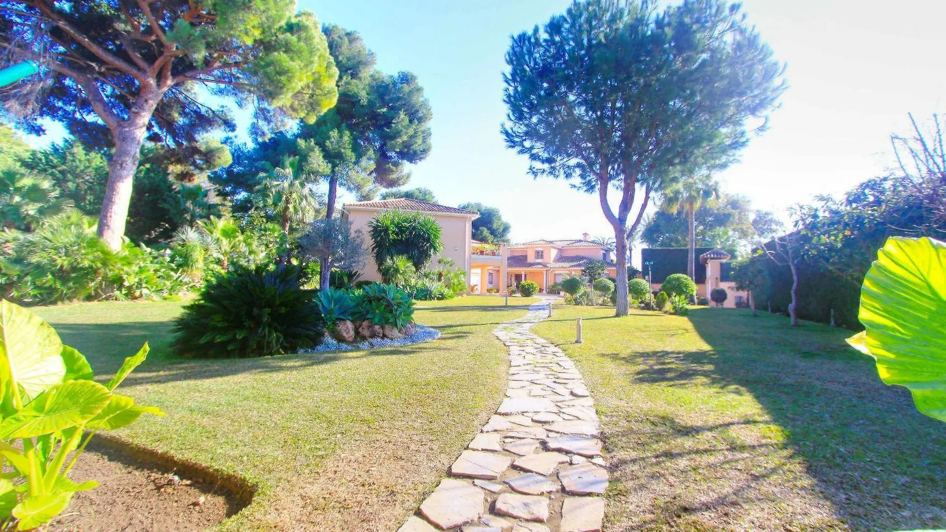 Villa 1072 Beachfront El Paraiso Retreat With Pool & Bbq Estepona Spanje
