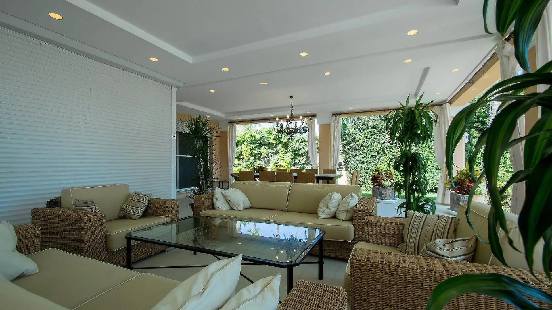 Villa 1072 Beachfront El Paraiso Retreat With Pool & Bbq Estepona Spanje
