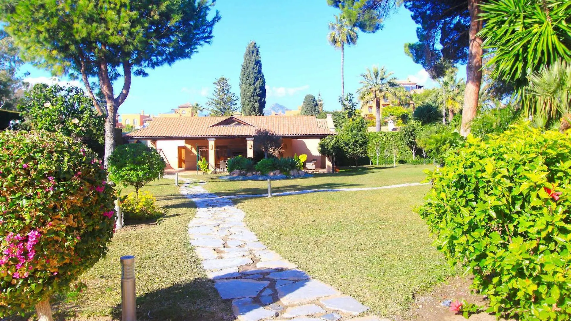 Villa 1072 Beachfront El Paraiso Retreat With Pool & Bbq Estepona Spanje