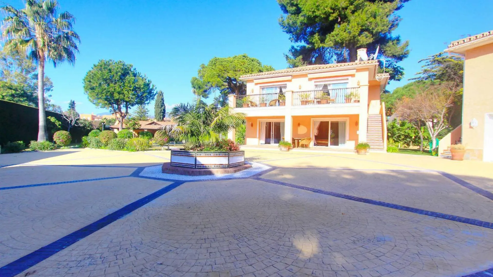 1072 Beachfront El Paraiso Retreat With Pool & Bbq Estepona