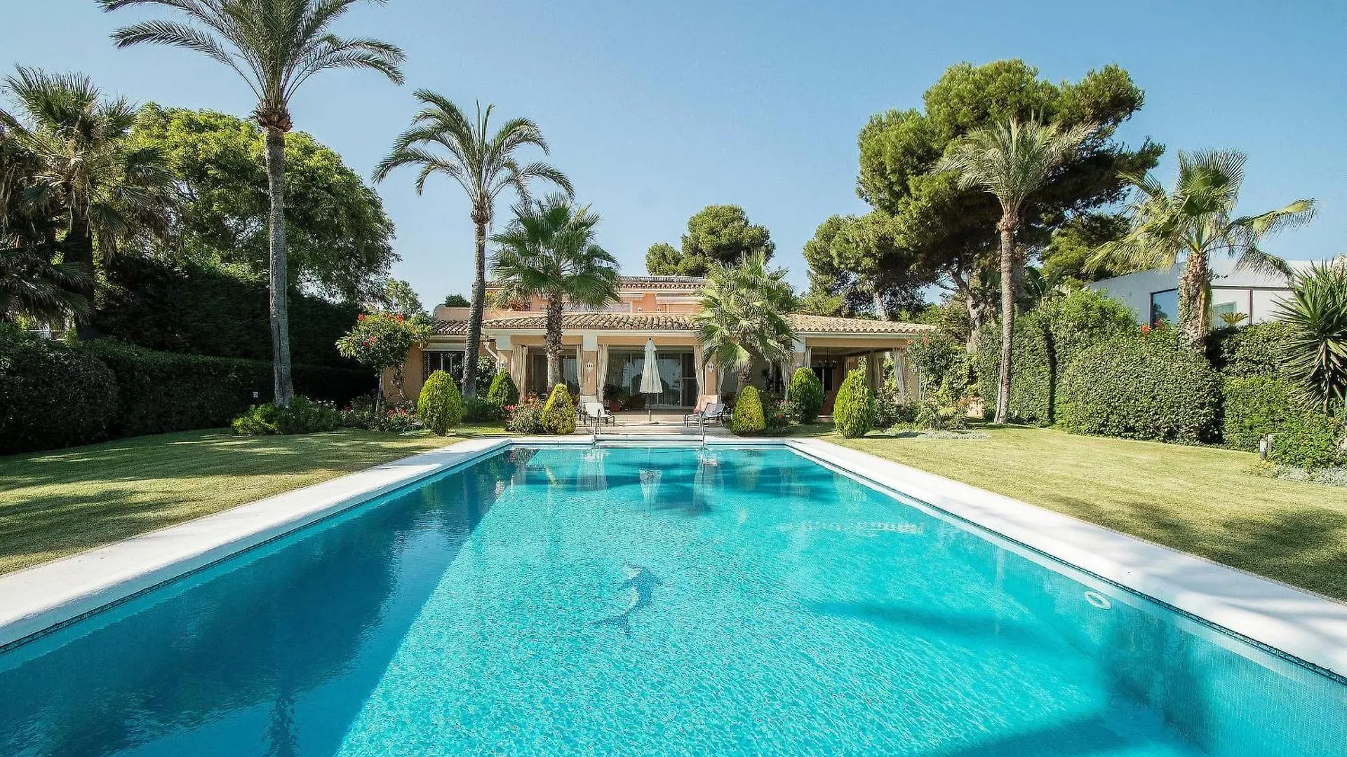Villa 1072 Beachfront El Paraiso Retreat With Pool & Bbq Estepona
