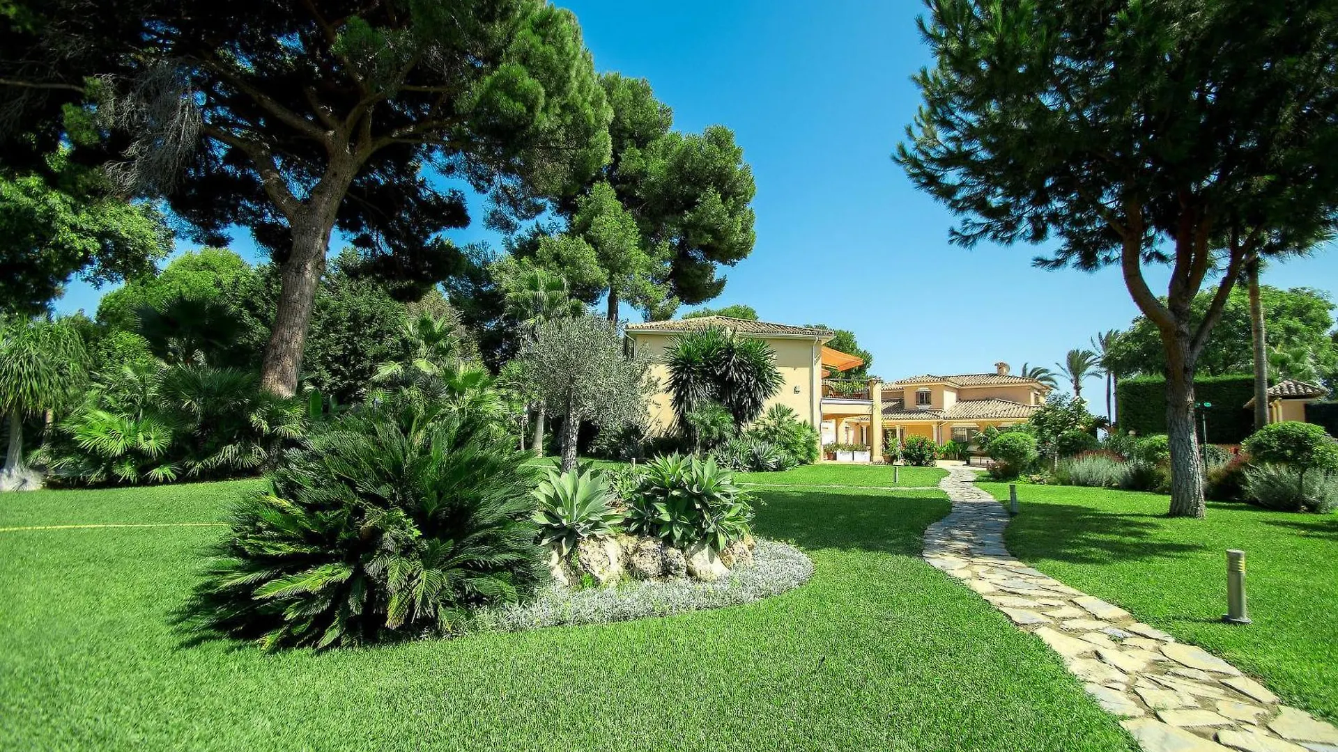 1072 Beachfront El Paraiso Retreat With Pool & Bbq Estepona Spanien