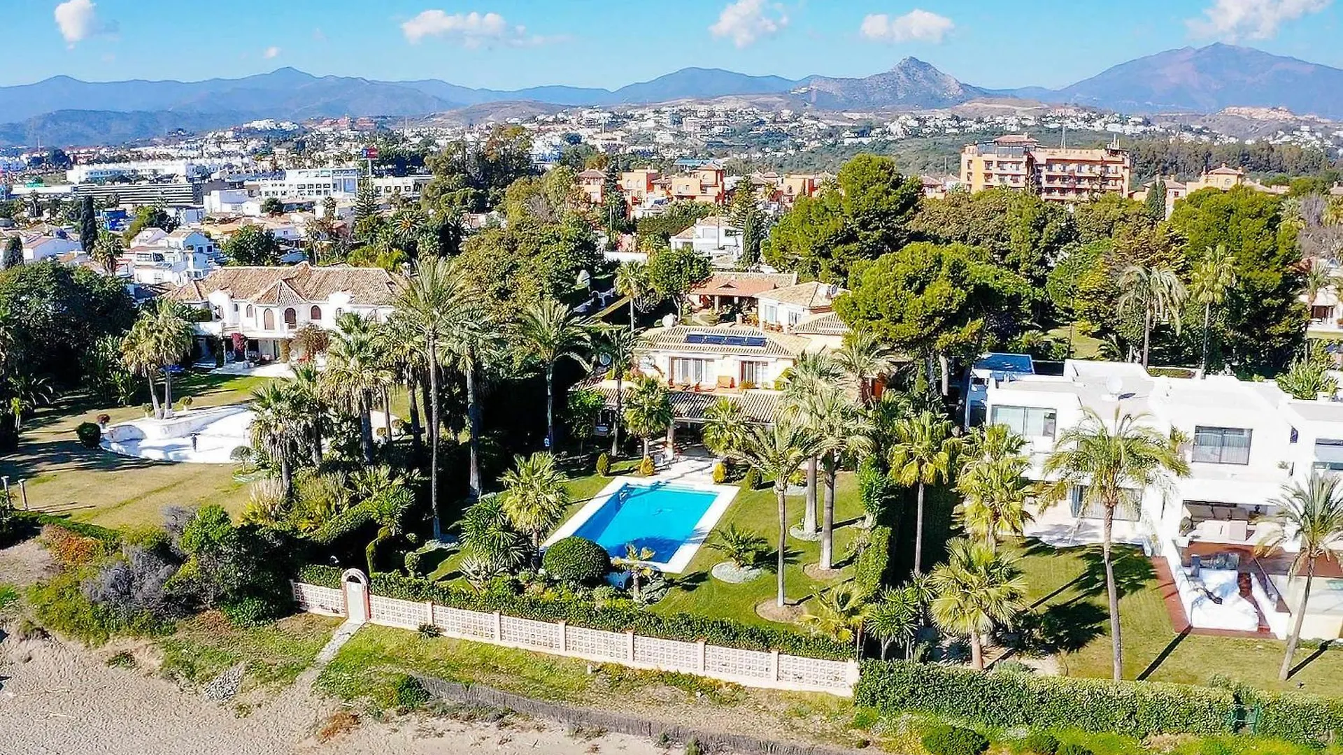 1072 Beachfront El Paraiso Retreat With Pool & Bbq Estepona 0*,  Spanien