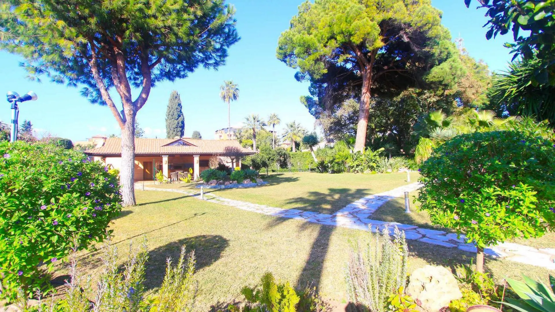 Villa 1072 Beachfront El Paraiso Retreat With Pool & Bbq Estepona Spain