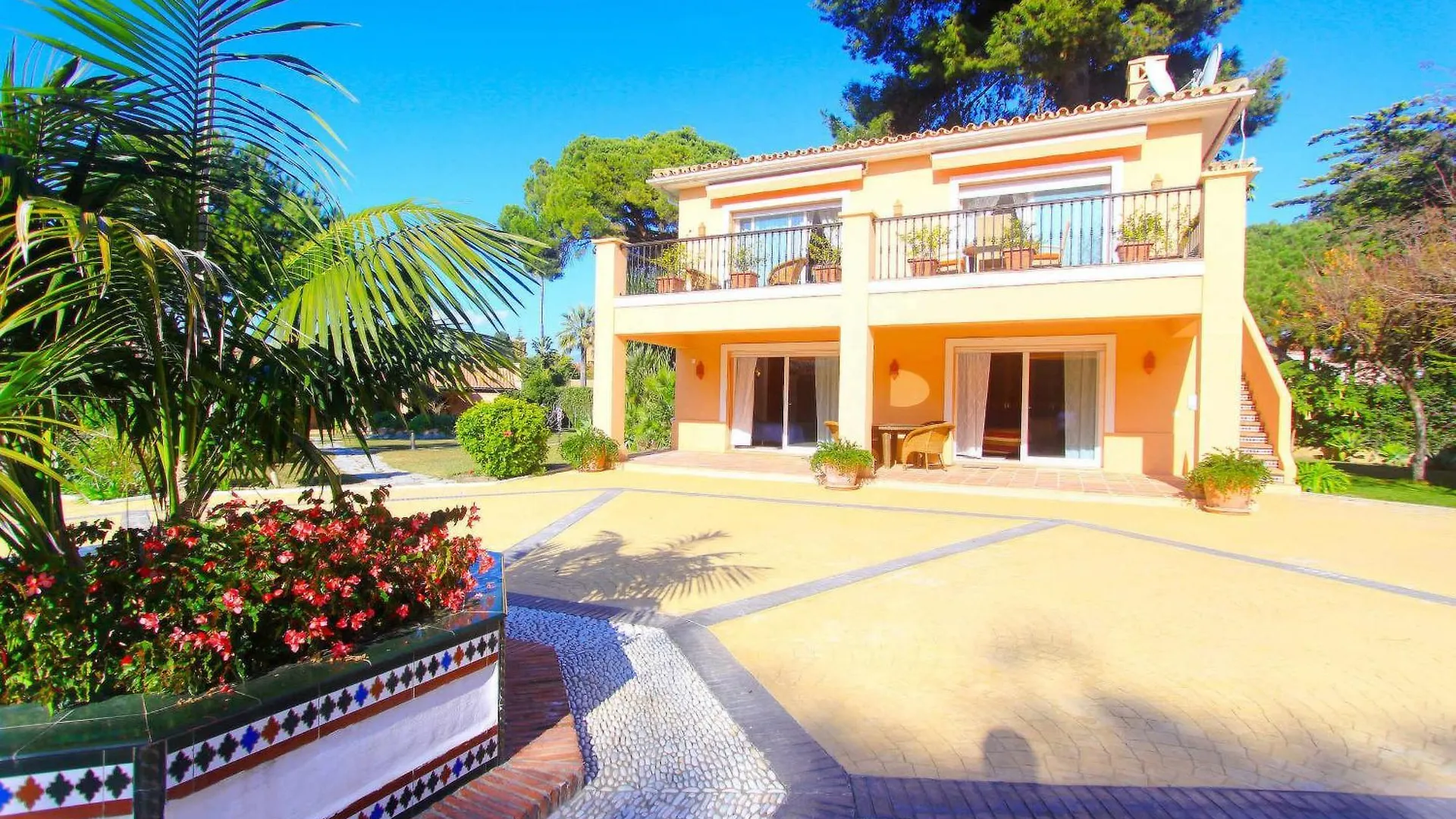 1072 Beachfront El Paraiso Retreat With Pool & Bbq Estepona