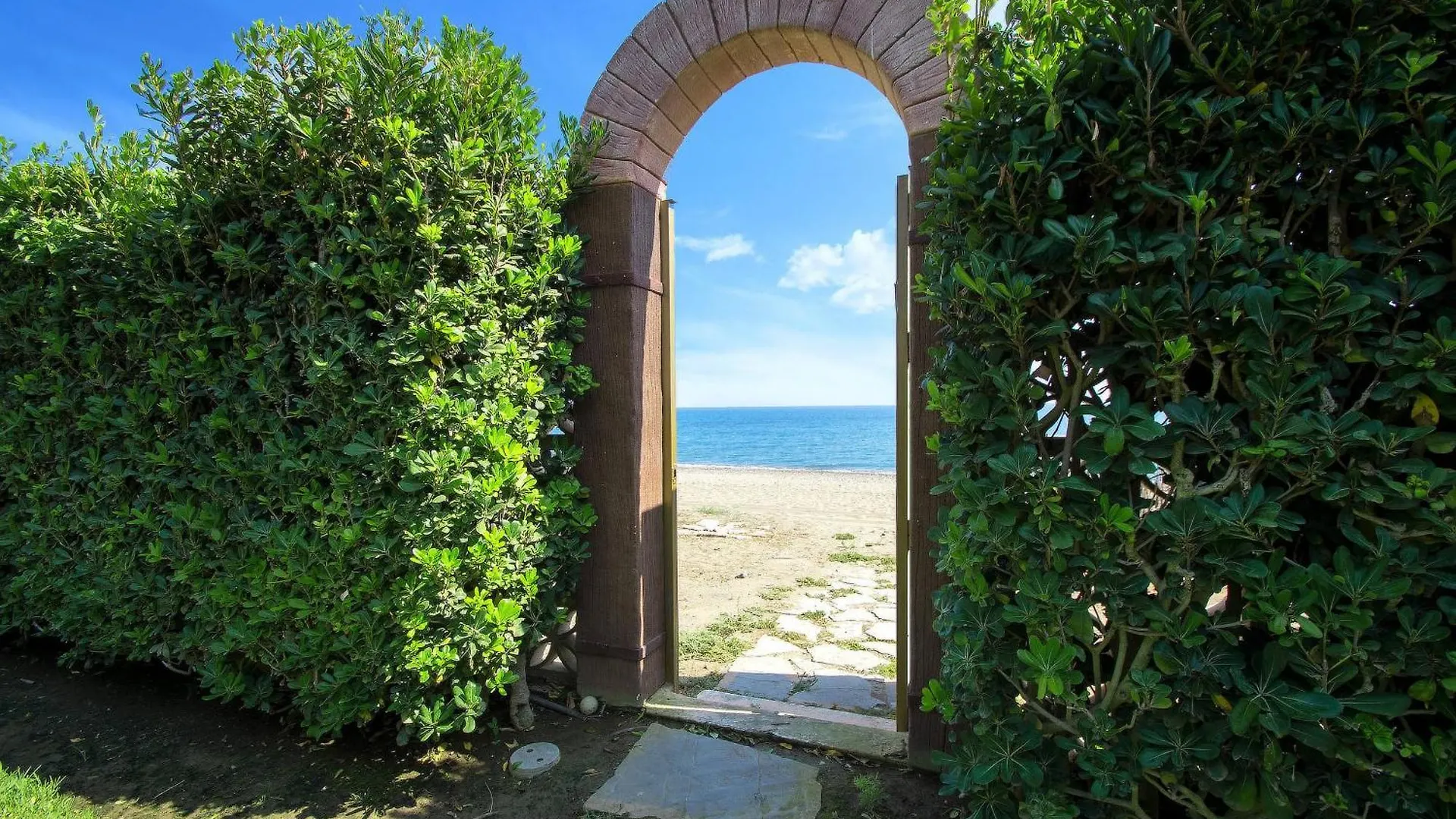 Villa 1072 Beachfront El Paraiso Retreat With Pool & Bbq Estepona Spain